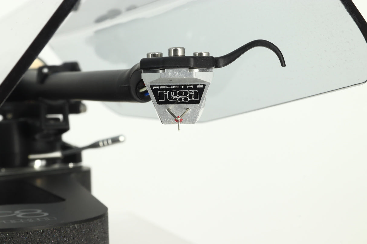 Rega Planar 8 Turntable / Apheta 2 Cartridge