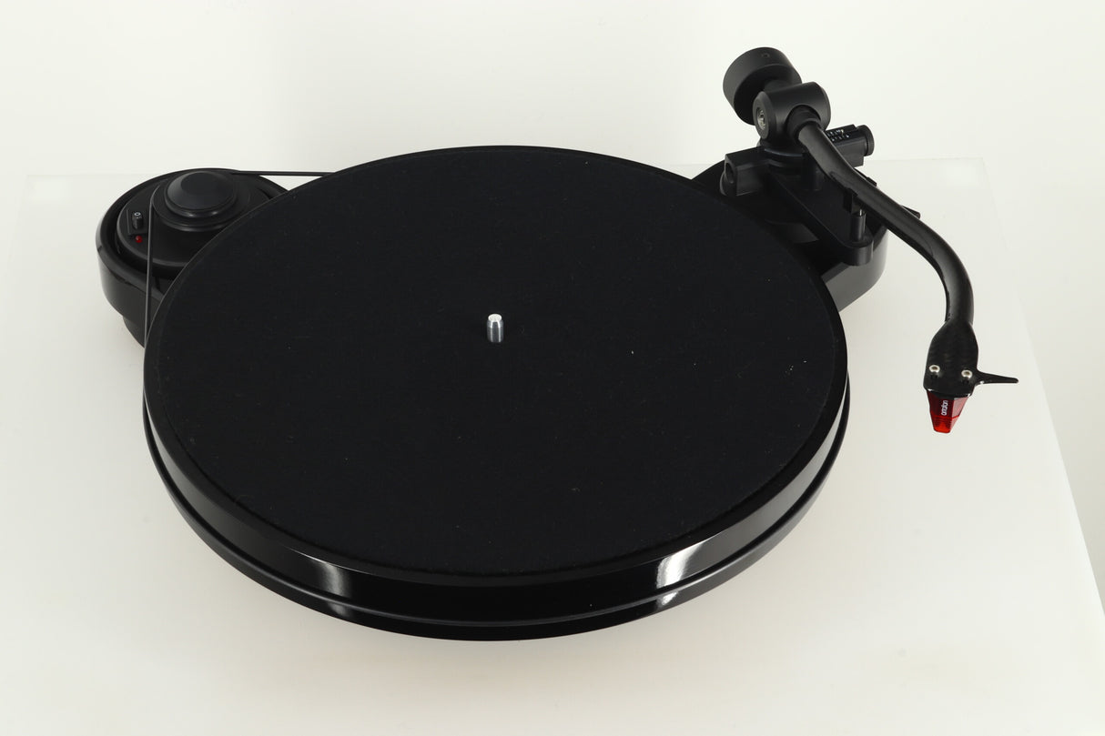 Pro-Ject RPM1 Carbon DC Turntable - Piano Black