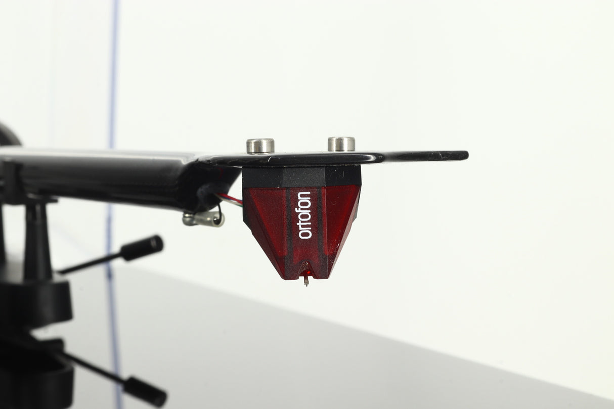 Pro-Ject Debut Carbon DC Turntable - Piano Black / Ortofon 2M Red Cartridge