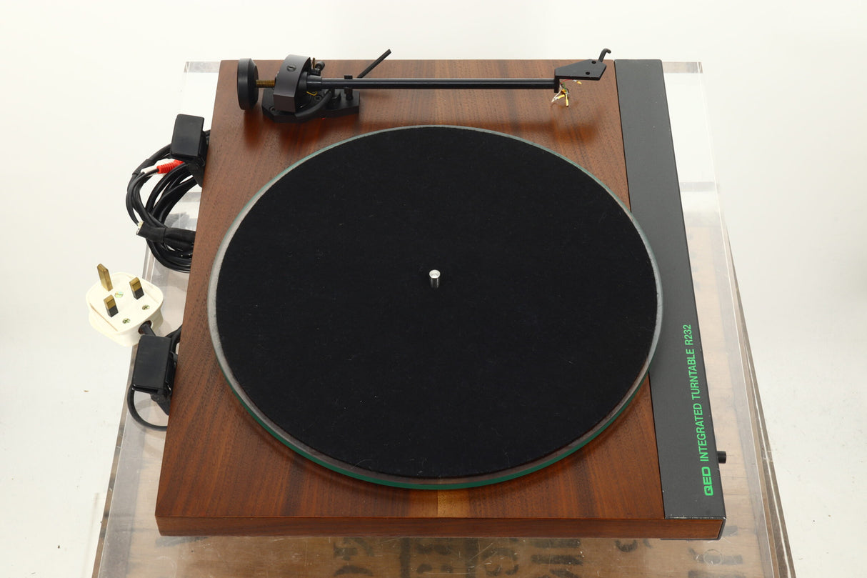 QED R232 Turntable