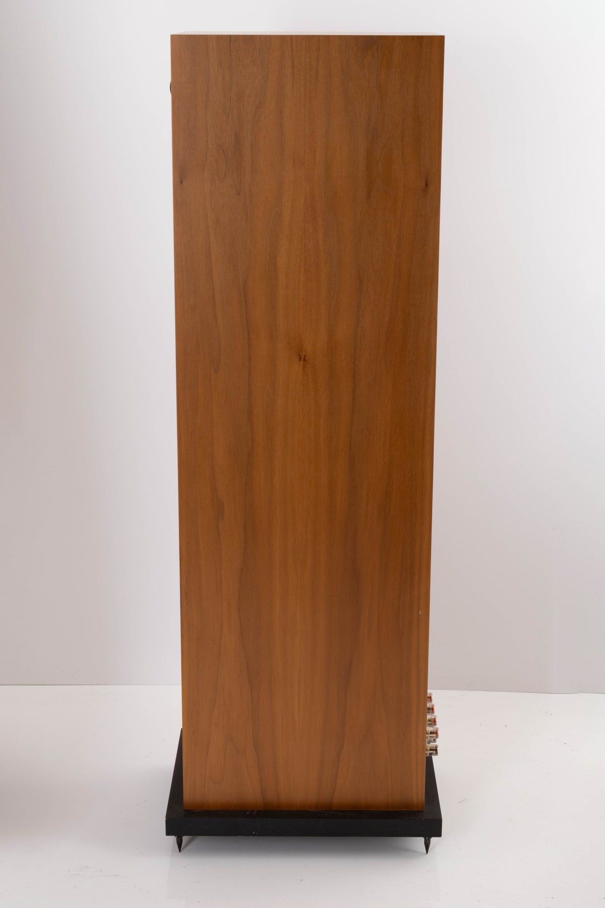 Side view of a used Linn Majik 140 Floorstanding Speaker
