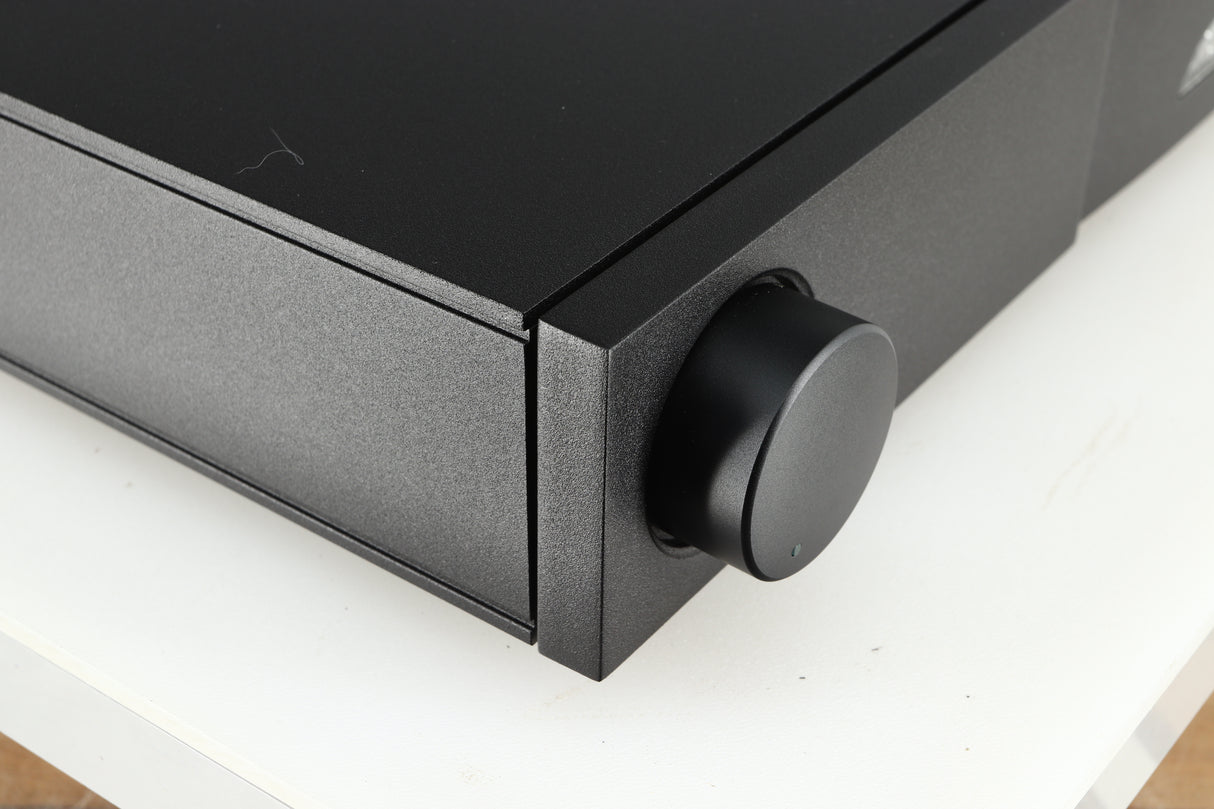 Front left corner of a used Naim NAIT 5si Integrated Amplifier in a black finish