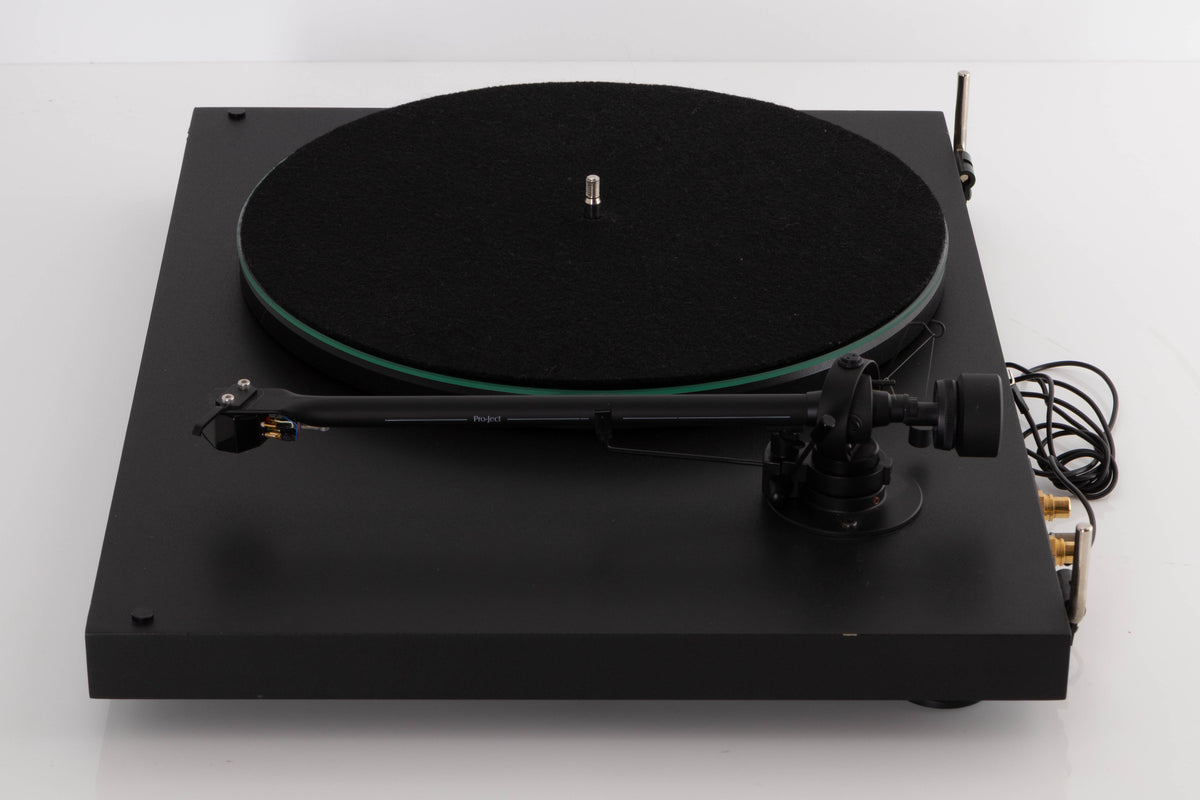 Right side view of a used Pro-ject P2 Turntable / Goldring 2 Cartridge in a Black finish