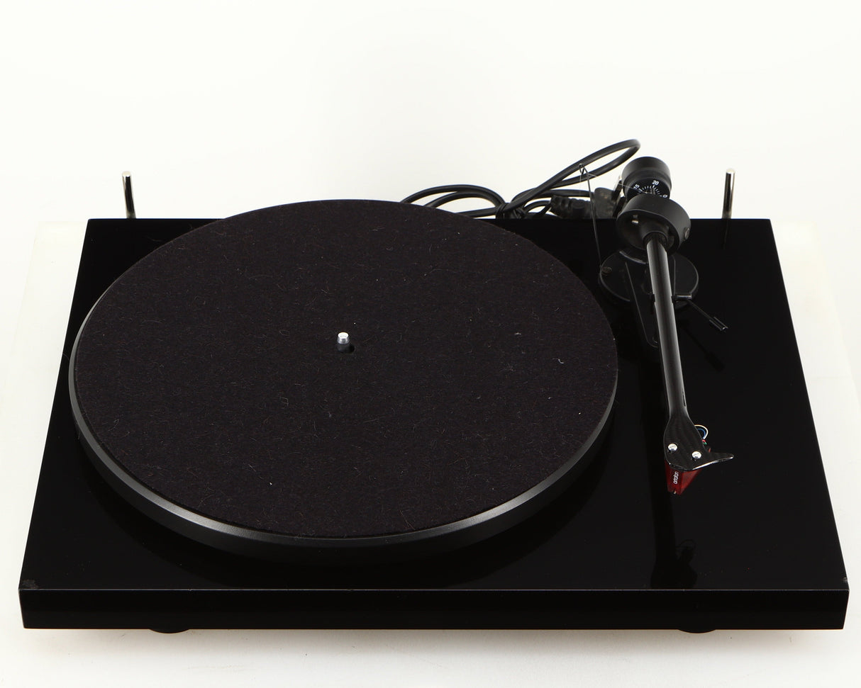 Front view of a used Project Debut Carbon Turntable in a piano black finish