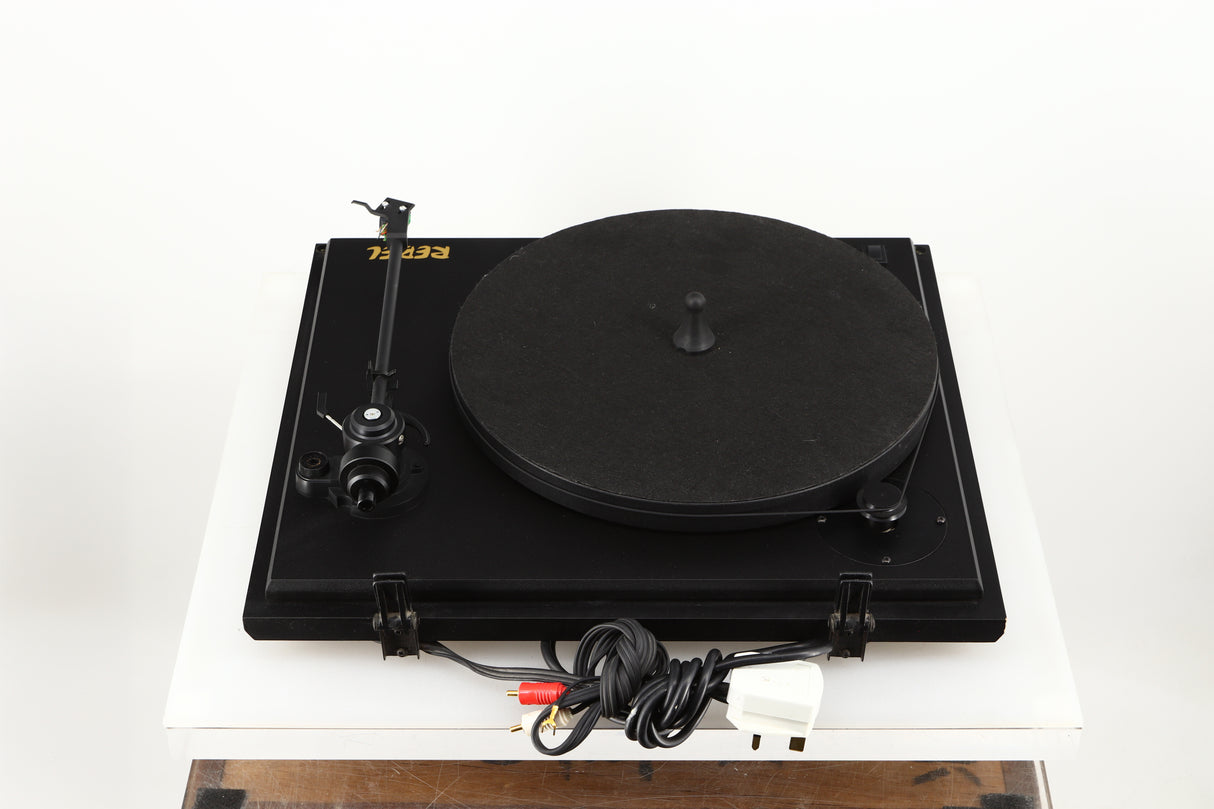 Rear view of a used Revolver Rebel Turntable / AT95E Cartridge in a black finish