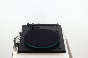 Rega Planar 2 Turntable / Ortofon 2M Red Cartridge
