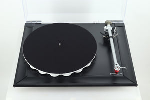 Rega P7 Turntable - Black / Dynavector 10X5 Cartridge