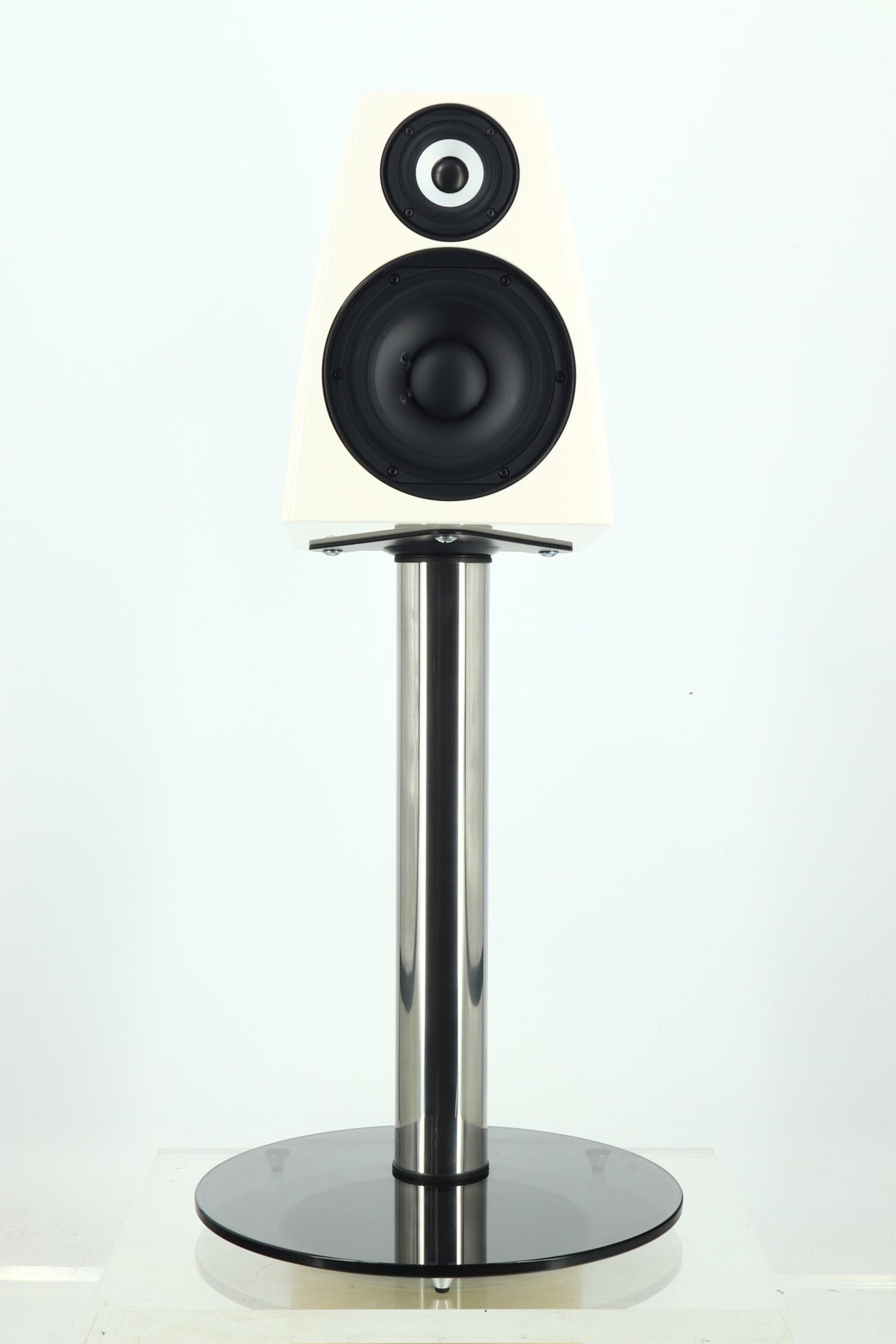 Meridian DSP3200 Loudspeakers – White / Stands