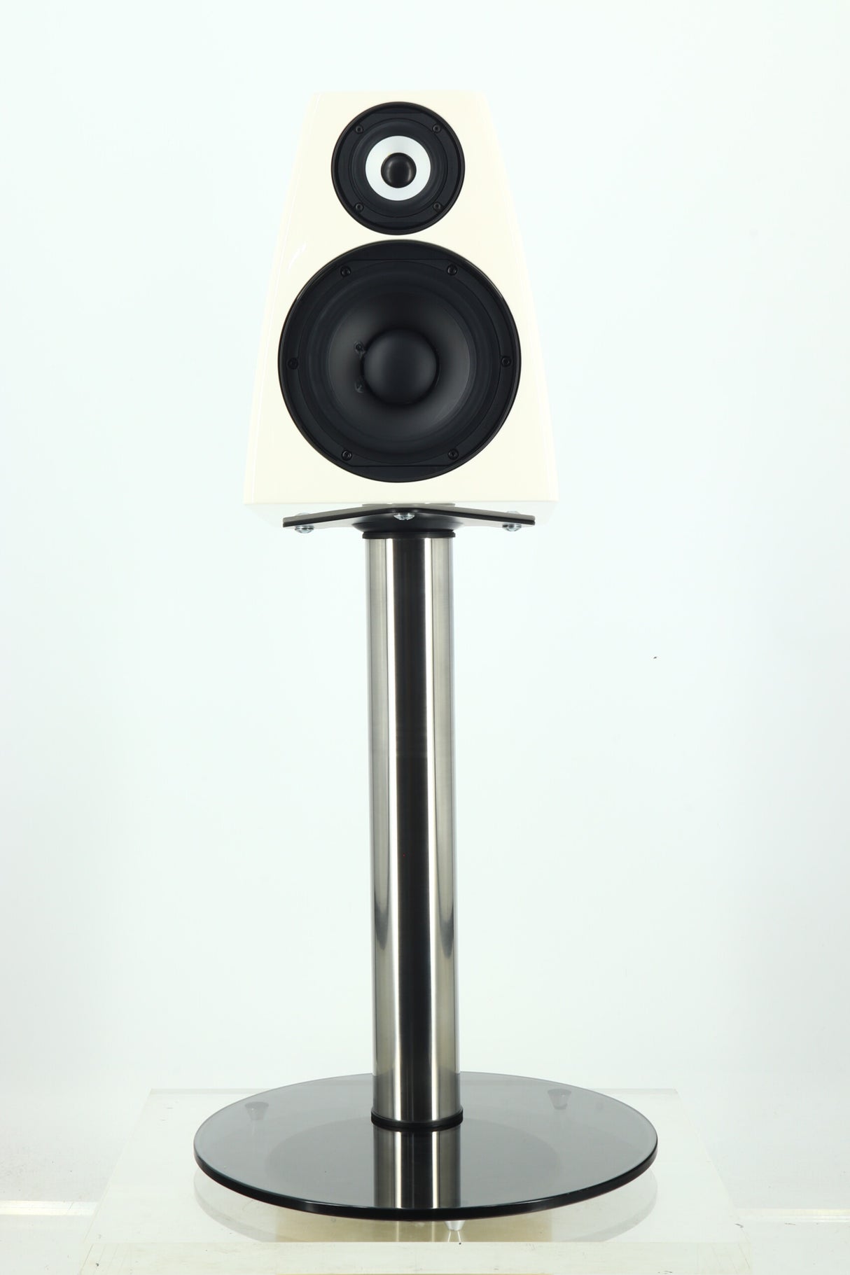Meridian DSP3200 Loudspeakers – White / Stands