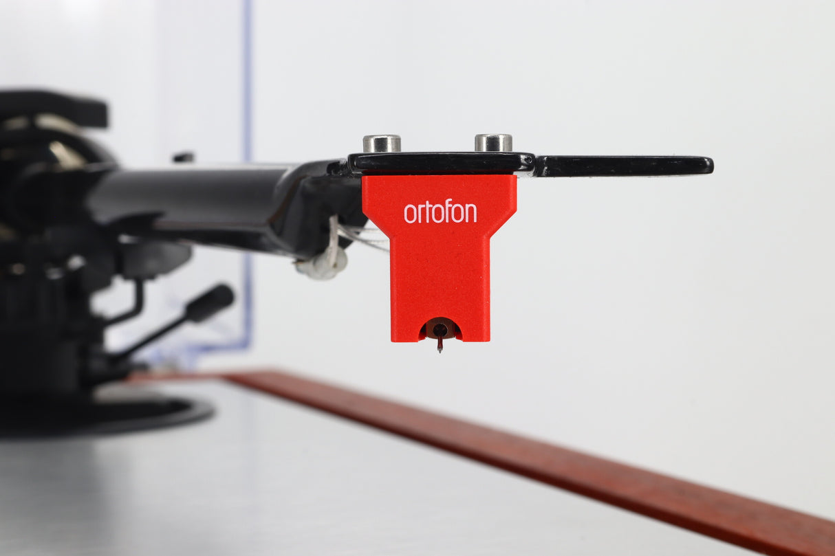 Pro-Ject The Classic Turntable - Rosenut / Ortofon Quintet Red MC Cartridge