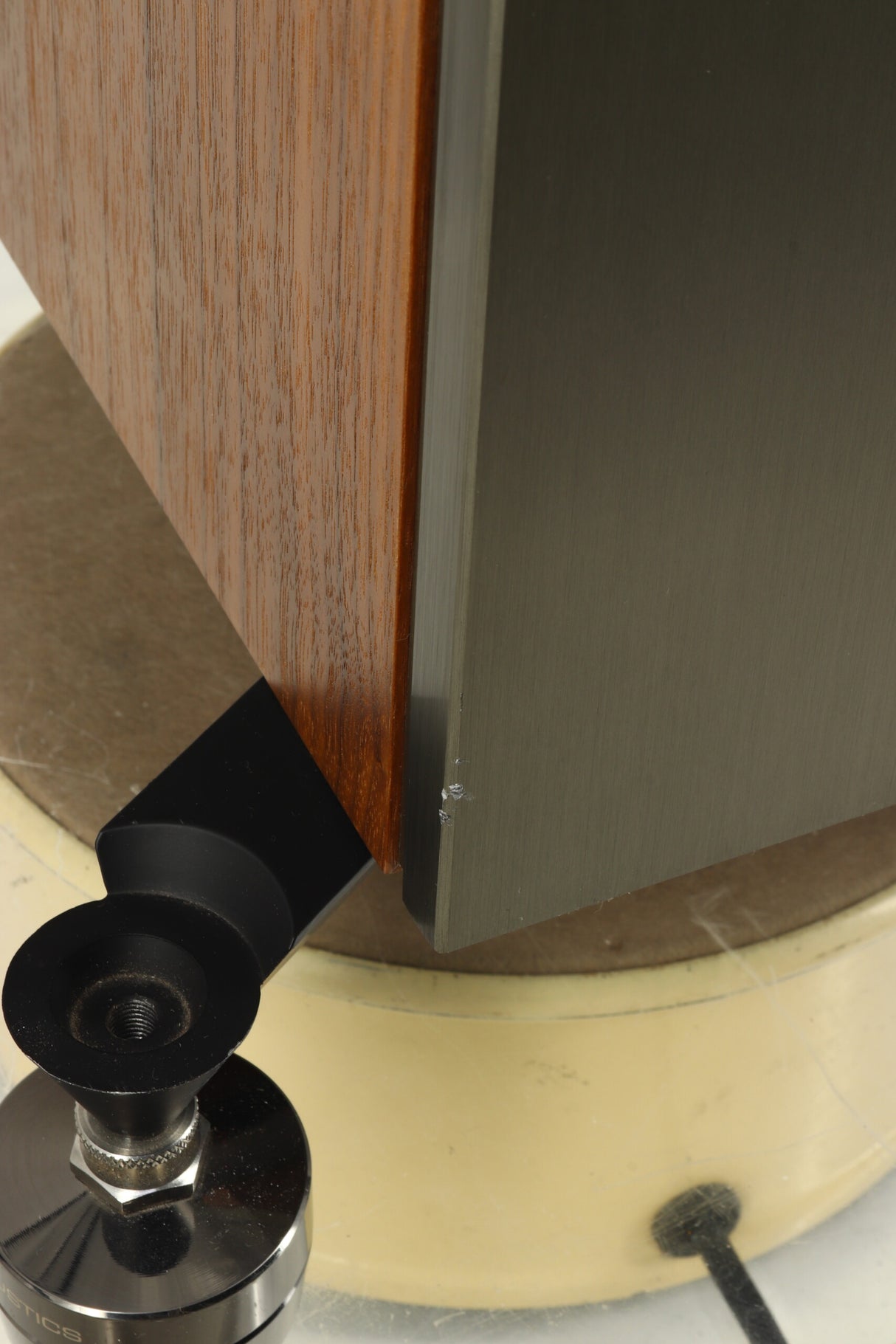 KEF Reference 3 Floorstanding Speakers - Walnut / Gaia II Isolation Feet