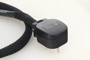 Russ Andrews EVO 500 Powerkord 1.0m / 10A Rhodium UK Plug / C15 Rhodium Wattgate Connector