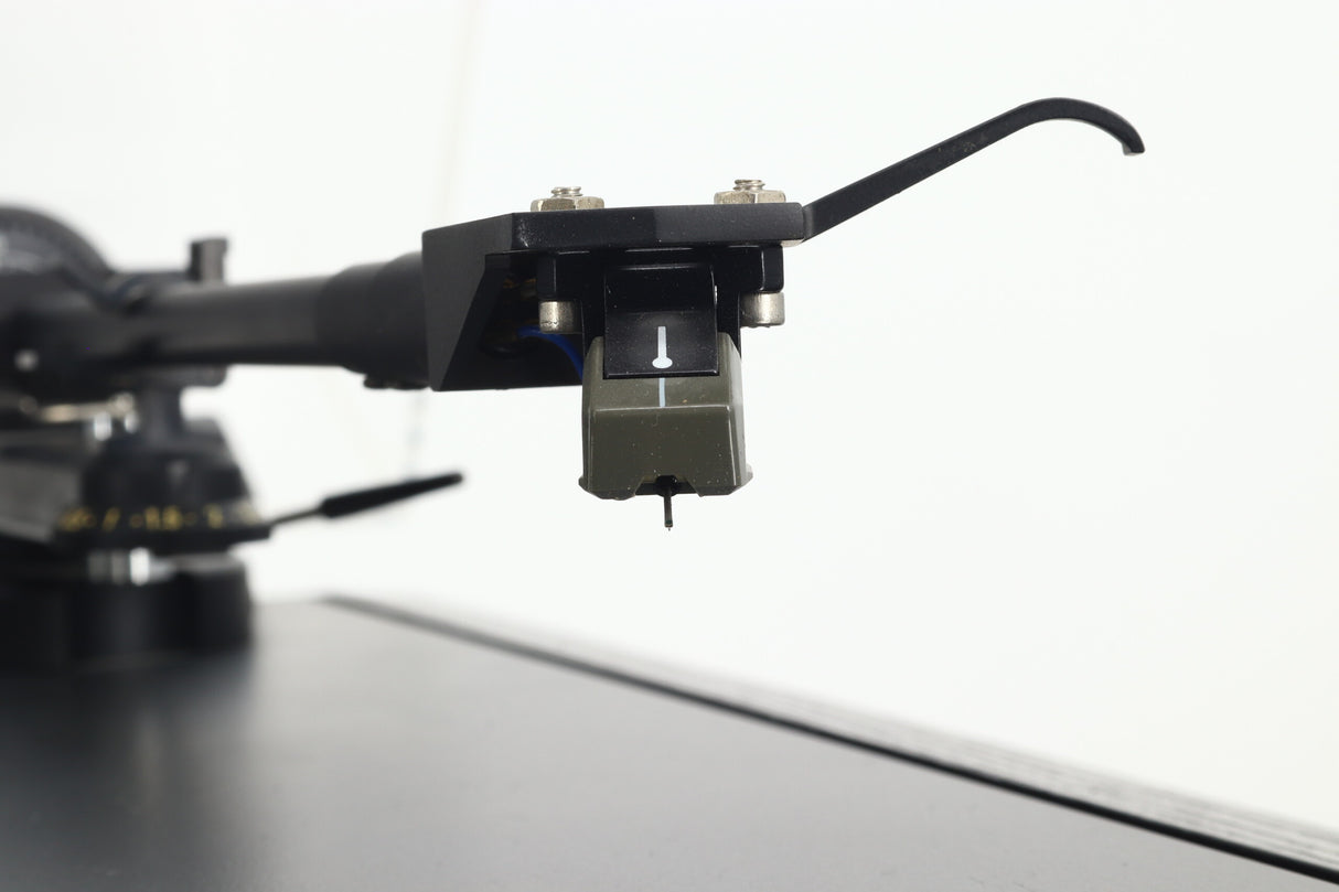 Linn Axis Turntable / Basik Plus Tonearm / K-9 Cartridge