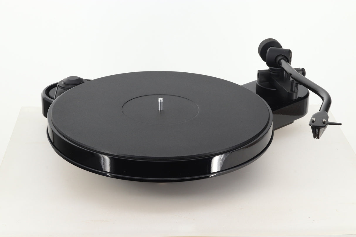 Pro-Ject RPM 3 Carbon Turntable - Black / Ortofon 2M Silver Cartridge