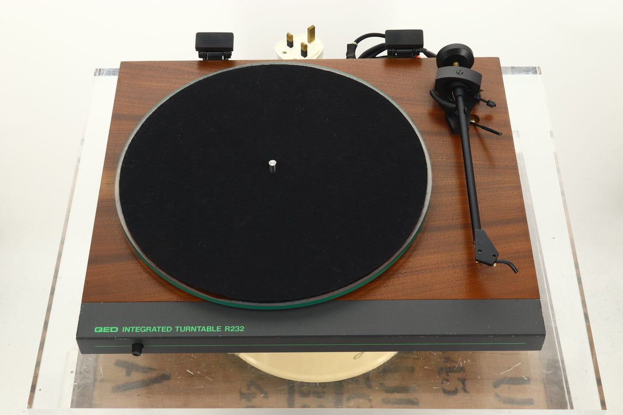 QED R232 Turntable