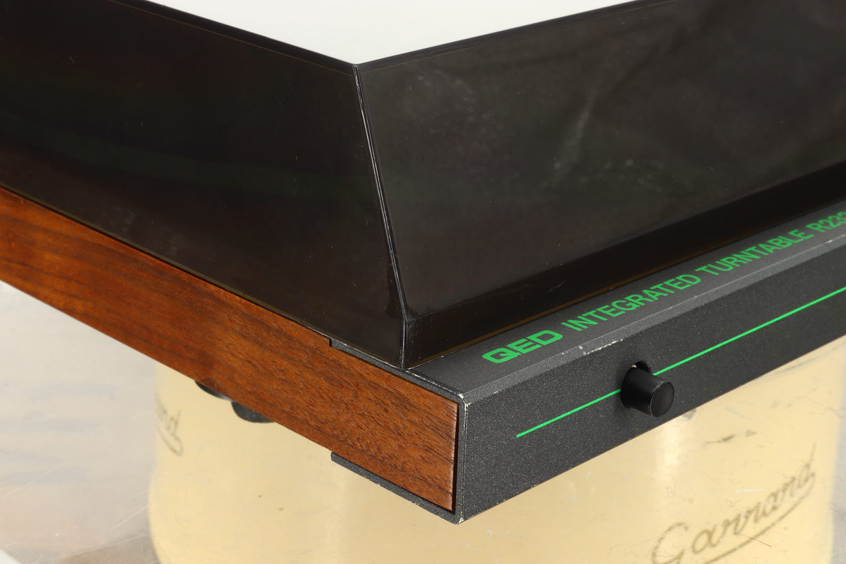 QED R232 Turntable