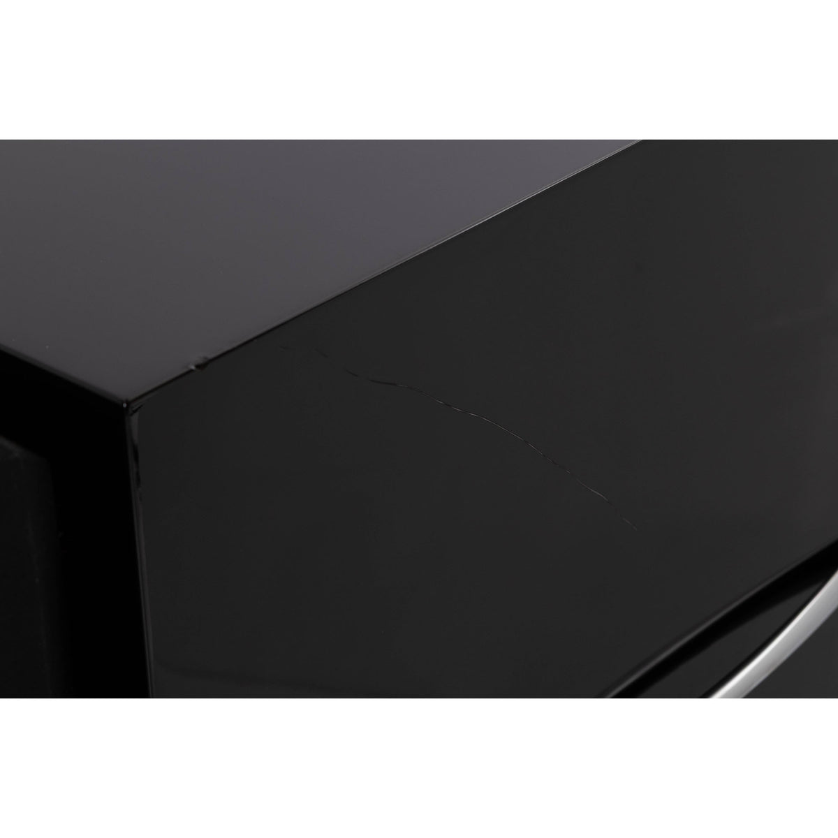 REL S/3 Subwoofer Black Gloss – Used – Close Up Detail 2 showing scratch on side and damaged edge