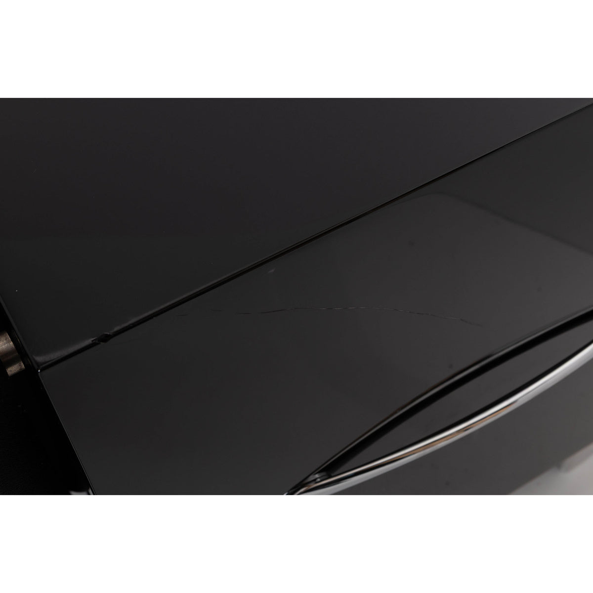REL S/3 Subwoofer Black Gloss – Used – Close Up Detail of scratch on the side