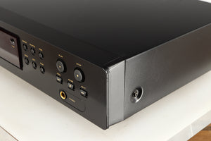 Front right corner of a used AH! Njoe Tjoeb 4000 CD Player in a black finish