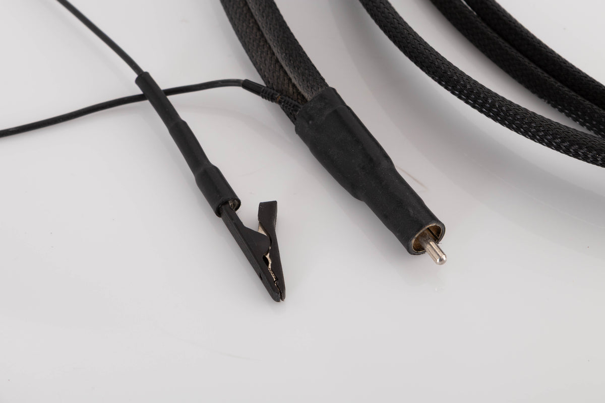 Close up view of a used Chord Company Signature 2.0m RCA-RCA Interconnect with Earth cable