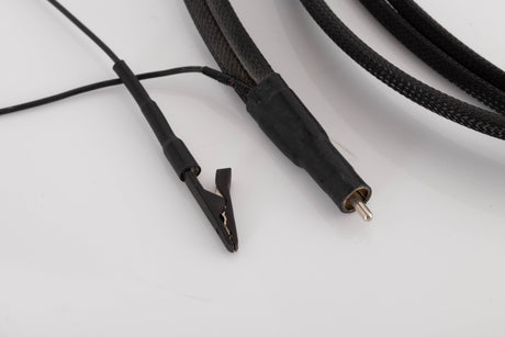 Close up view of a used Chord Company Signature 2.0m RCA-RCA Interconnect with Earth cable