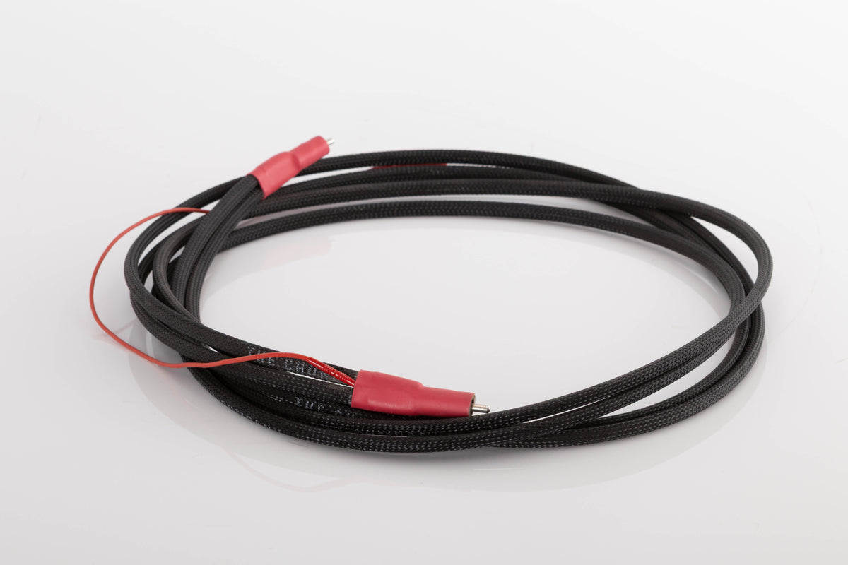 Side view of a used Chord Company Signature 2.0m RCA-RCA Interconnect with Earth cable