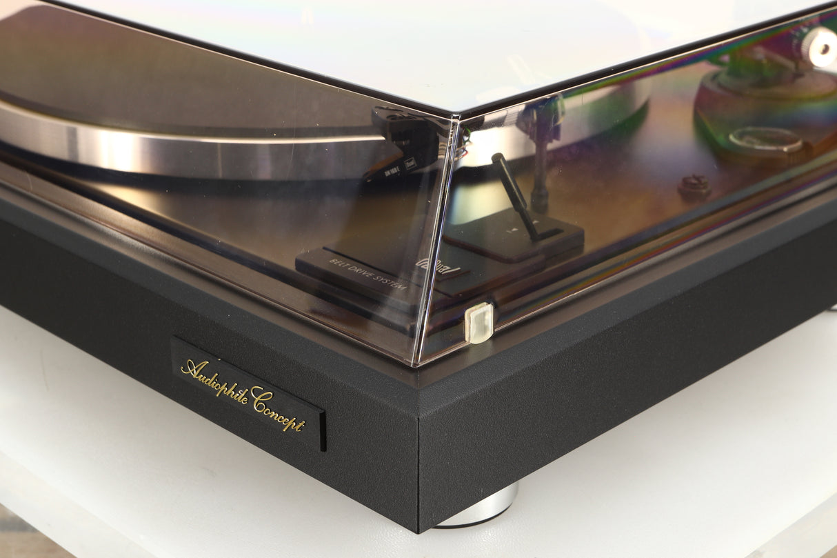 Front right corner of a used Dual CS 505-4 Turntable in a black finish