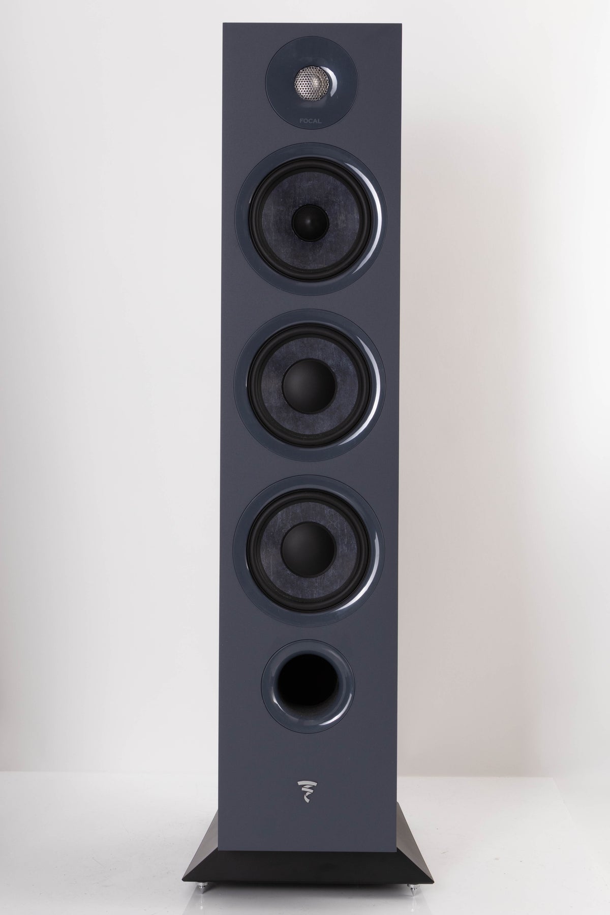 Front view of a used Focal Chora 826 Floorstanding Speaker in Dark Wood