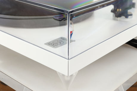 Front right corner of a used Gold Note Valore 425 Plus Turntable W/ Tonearm in a white finish