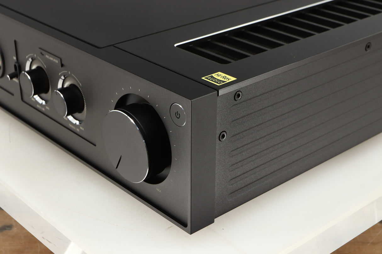 Front right corner of a used HiFi ROSE RA280 Integrated Amplifier in a black finish
