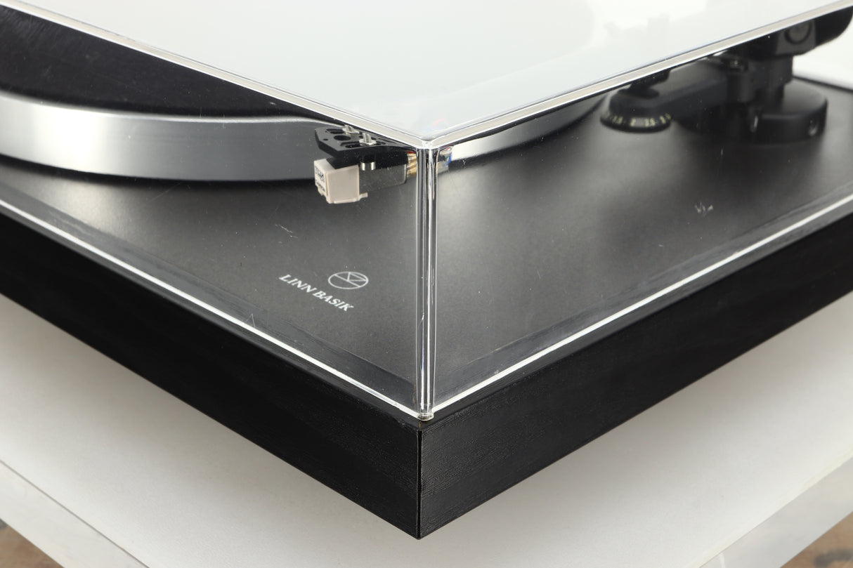 Front right corner of a used Linn Basik Turntable / Akito Tonearm in a black finish