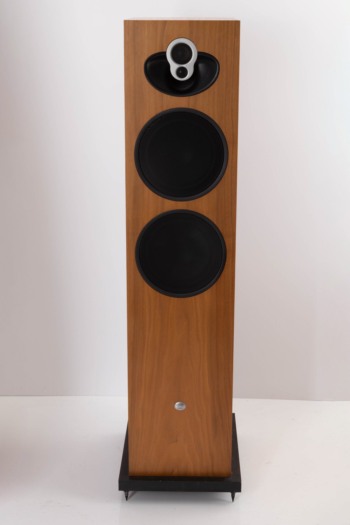 Front view of a used Linn Majik 140 Floorstanding Speaker