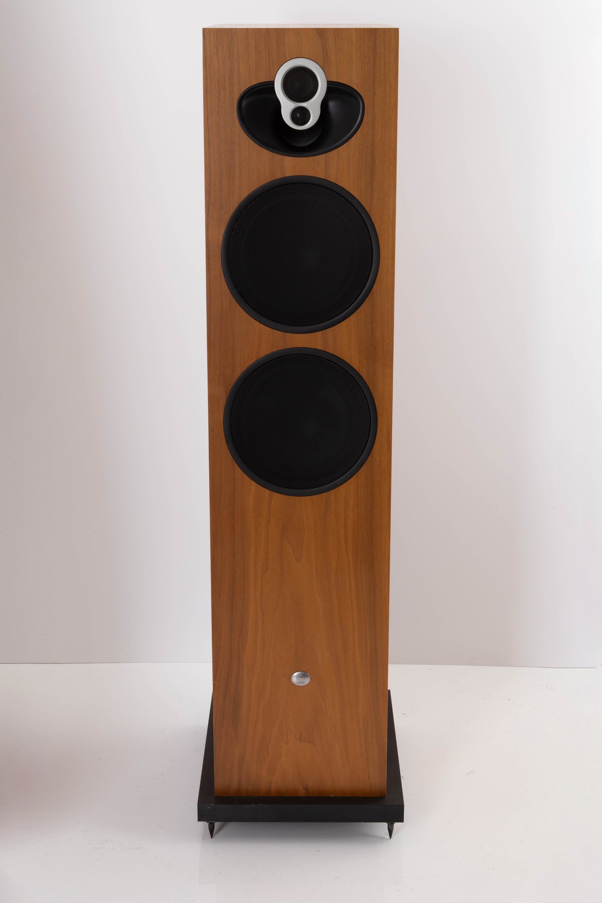 Front view of a used Linn Majik 140 Floorstanding Speaker