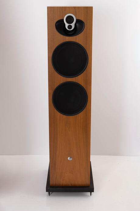 Front view of a used Linn Majik 140 Floorstanding Speaker