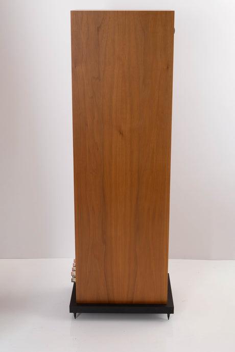 Side view of a used Linn Majik 140 Floorstanding Speaker