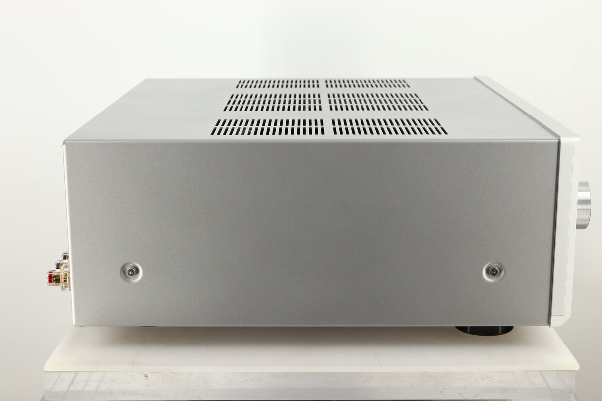 Side view of a used Luxman 505z Integrated Amplifier