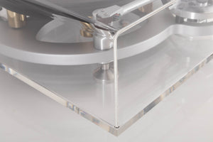 Front right corner of a used Michell Gyrodec Turntable / SME IV Tonearm / Transfiguration Phoenix Cartridge
