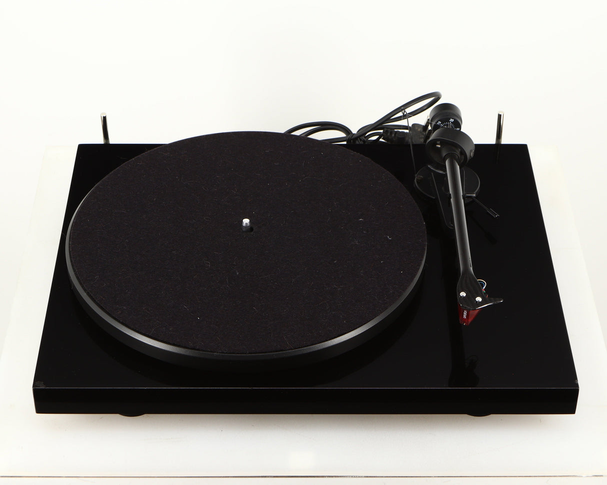 Front view of a used Project Debut Carbon Turntable in a piano black finish