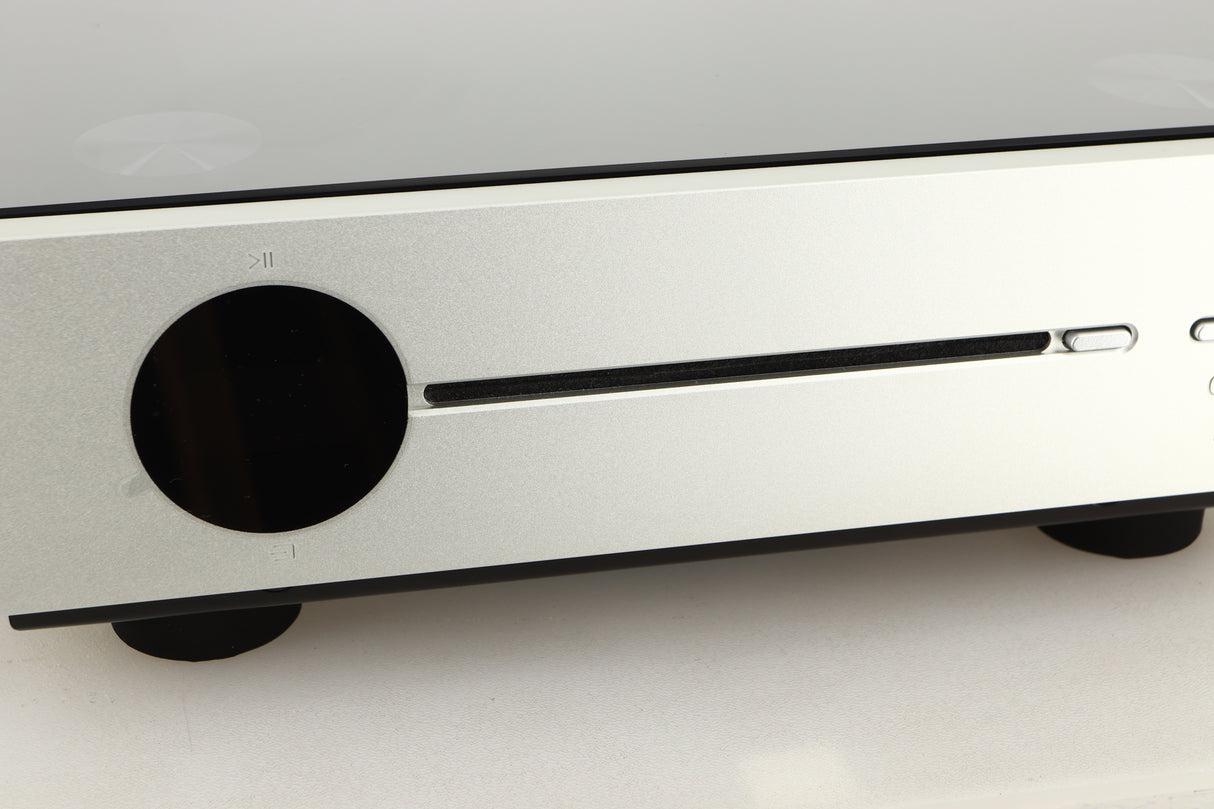 Close up view of a used Quad Artera Solus Integrated System in Silver finish