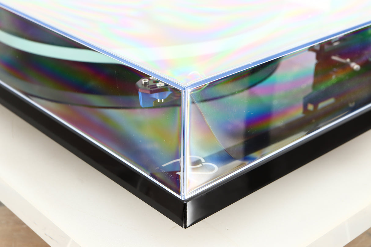 Front right corner of a used Rega Planar 2 / Elys 2 Cartridge in a black gloss finish
