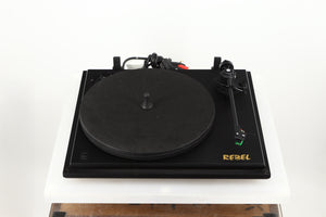 Front view of a used Revolver Rebel Turntable / AT95E Cartridge in a black finish