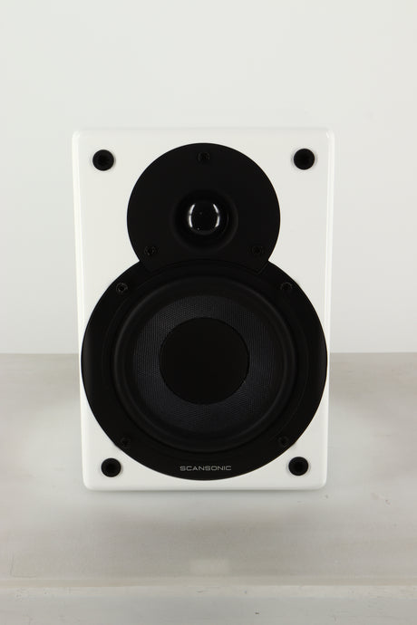 Front view of an Ex Display Scansonic S5 Standmount Speakers in White finish