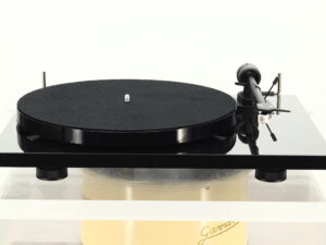 Pro-Ject E1 BT Turntable - Gloss Black - Image 2