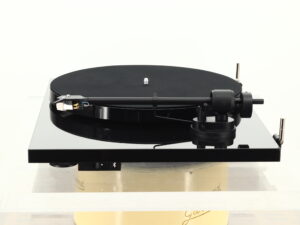 Pro-Ject E1 BT Turntable - Gloss Black - Image 3