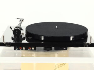 Pro-Ject E1 BT Turntable - Gloss Black - Image 4