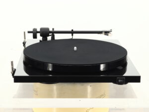 Pro-Ject E1 BT Turntable - Gloss Black - Image 5