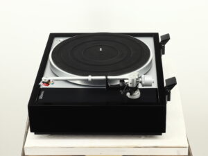 Thorens TD-1600 Turntable / AT-VM540ML Cartridge - Gloss Black - Image 3