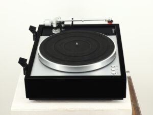 Thorens TD-1600 Turntable / AT-VM540ML Cartridge - Gloss Black - Image 5