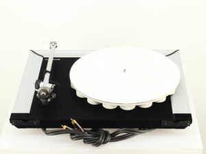 Rega P7 Turntable - Silver / Goldring 1042 Cartridge - Image 4