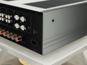 Luxman L-590 AXII Integrated Amplifier - Image 10